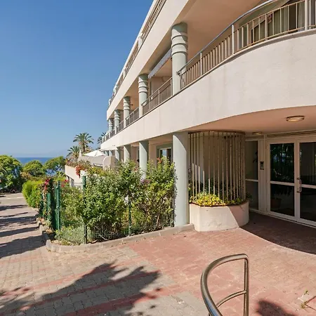 Grand I By An Island * פונשל