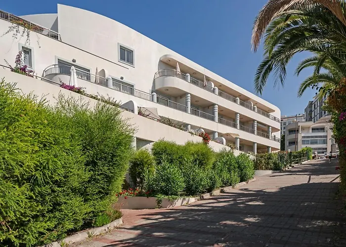 Grand I By An Island