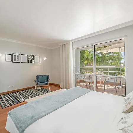 Grand I By An Island Φουνκάλ