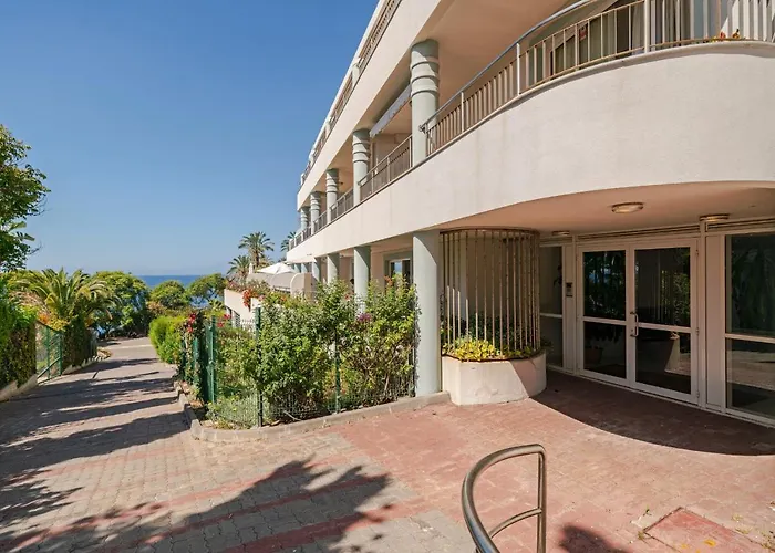 Grand I By An Island * Funchal (Madeira)